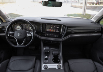 Подержанный автомобиль Volkswagen Touareg 2021 года (10 фото)