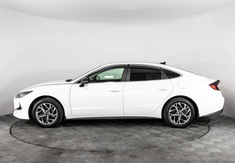 Подержанный автомобиль Hyundai Sonata 2020 года (10 фото)