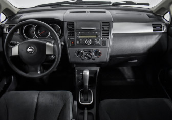 Подержанный автомобиль Nissan Tiida Hatchback 2012 года (15 фото)