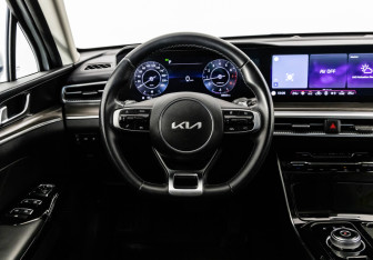 Подержанный автомобиль Kia K5 2022 года (14 фото)