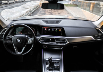 Подержанный автомобиль BMW X5 2019 года (10 фото)