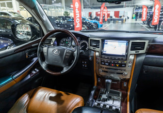 Подержанный автомобиль Lexus LX 2012 года (13 фото)