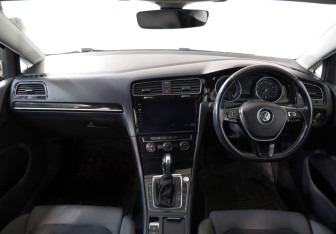 Подержанный автомобиль Volkswagen Golf Hatchback 2017 года (10 фото)