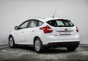 Подержанный автомобиль Ford Focus Hatchback 2013 года (7 фото)