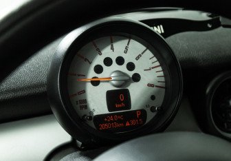 Подержанный автомобиль MINI Hatch 2011 года (12 фото)