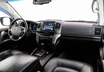 Подержанный автомобиль Toyota Land Cruiser Suv 2011 года (9 фото)