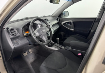 Подержанный автомобиль Toyota RAV4 2008 года (8 фото)