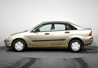 Подержанный автомобиль Ford Focus Sedan 2004 года (8 фото)