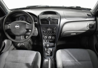 Подержанный автомобиль Nissan Almera Classic 2011 года (13 фото)