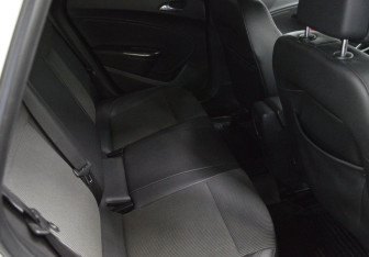 Подержанный автомобиль Opel Astra Hatchback 2011 года (13 фото)