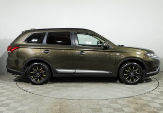 Подержанный автомобиль Mitsubishi Outlander 2019 года (4 фото)