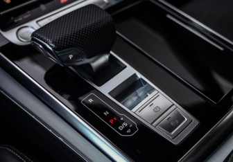 Подержанный автомобиль Audi Q8 2019 года (21 фото)