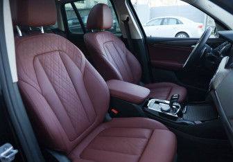 Подержанный автомобиль BMW X3 2024 года (10 фото)