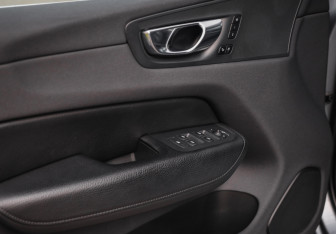 Подержанный автомобиль Volvo XC60 2020 года (23 фото)