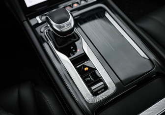 Подержанный автомобиль Hongqi H5 2024 года (21 фото)