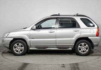 Подержанный автомобиль Kia Sportage 2007 года (8 фото)