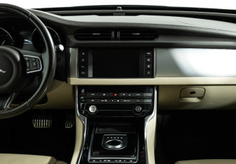 Подержанный автомобиль Jaguar XF Sedan 2016 года (14 фото)