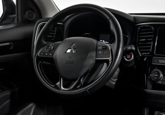 Подержанный автомобиль Mitsubishi Outlander 2019 года (16 фото)