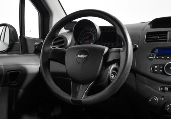 Подержанный автомобиль Chevrolet Spark 2012 года (14 фото)