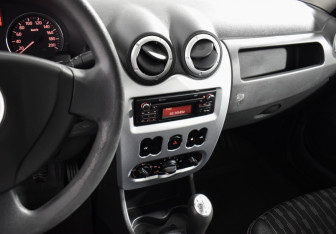 Подержанный автомобиль Renault Sandero 2014 года (17 фото)