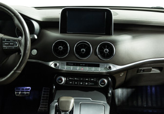 Подержанный автомобиль Kia Stinger 2018 года (14 фото)