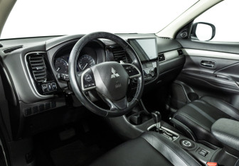 Подержанный автомобиль Mitsubishi Outlander 2014 года (11 фото)