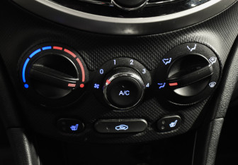 Подержанный автомобиль Hyundai Solaris Hatchback 2012 года (17 фото)