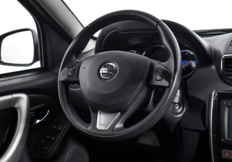 Подержанный автомобиль Nissan Terrano 2017 года (14 фото)