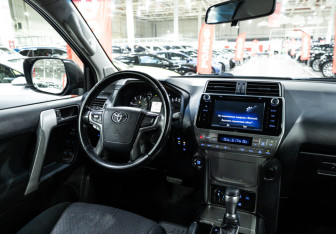 Подержанный автомобиль Toyota Land Cruiser Prado 2018 года (15 фото)
