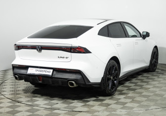 Подержанный автомобиль Changan UNI-V 2024 года (5 фото)