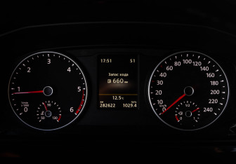 Подержанный автомобиль Volkswagen Multivan 2015 года (31 фото)