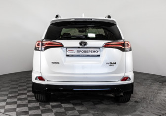 Подержанный автомобиль Toyota RAV4 2018 года (6 фото)