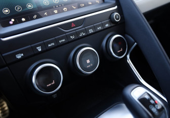 Подержанный автомобиль Jaguar E-Pace 2019 года (13 фото)