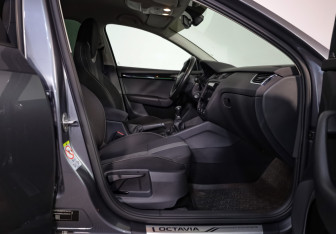 Подержанный автомобиль Skoda Octavia Liftback 2018 года (23 фото)