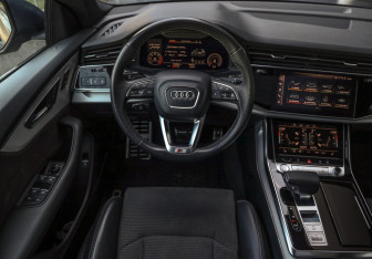 Подержанный автомобиль Audi Q8 2019 года (12 фото)