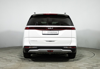 Подержанный автомобиль Kia Carnival 2021 года (6 фото)