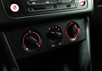 Подержанный автомобиль Volkswagen Polo Sedan 2014 года (15 фото)
