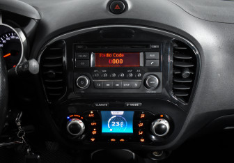 Подержанный автомобиль Nissan Juke 2012 года (16 фото)