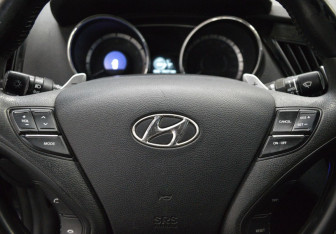 Подержанный автомобиль Hyundai Sonata 2011 года (16 фото)
