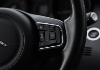 Подержанный автомобиль Jaguar E-Pace 2018 года (16 фото)