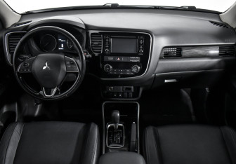 Подержанный автомобиль Mitsubishi Outlander 2017 года (14 фото)