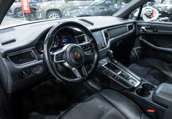 Подержанный автомобиль Porsche Macan 2018 года (18 фото)