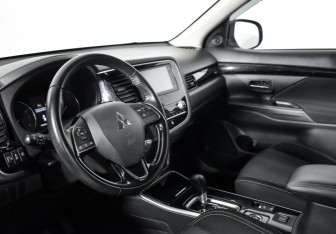 Подержанный автомобиль Mitsubishi Outlander 2020 года (9 фото)