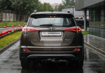 Подержанный автомобиль Toyota RAV4 2017 года (7 фото)