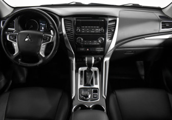 Подержанный автомобиль Mitsubishi Pajero Sport 2019 года (17 фото)