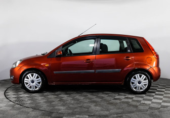 Подержанный автомобиль Ford Fiesta Hatchback 2007 года (8 фото)