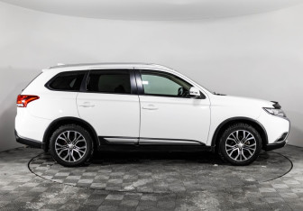 Подержанный автомобиль Mitsubishi Outlander 2017 года (4 фото)