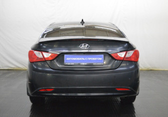 Подержанный автомобиль Hyundai Sonata 2011 года (6 фото)