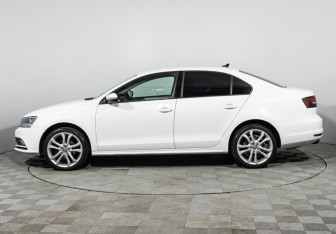Подержанный автомобиль Volkswagen Jetta Sedan 2017 года (8 фото)