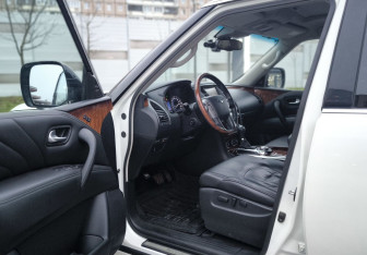 Подержанный автомобиль Infiniti QX80 2017 года (16 фото)